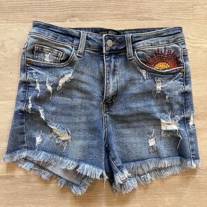 Judy Blue Embroidered Sun Shorts-Size 26